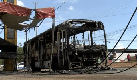 VÍDEO: ônibus do transporte coletivo pega fogo na região Sul de Palmas