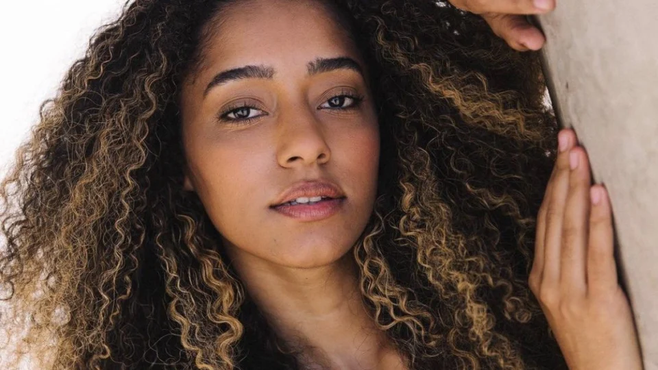 Atriz Ísis de Freitas, de 22 anos, é sepultada no Rio de Janeiro