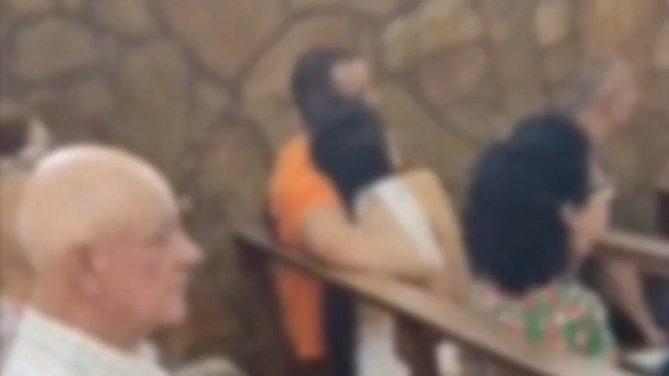 VÍDEO: mulher flagra marido com amante em igreja, em Minas Gerais