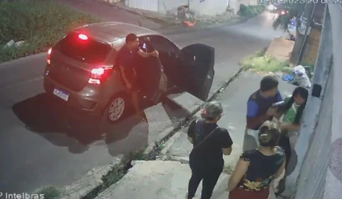 VÍDEO: homem armado sai do carro e assalta mulheres no Mundo Novo, em Manaus