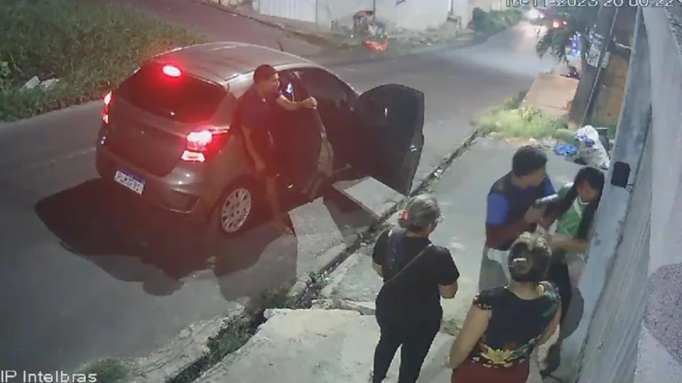 VÍDEO: homem armado sai do carro e assalta mulheres no Mundo Novo, em Manaus