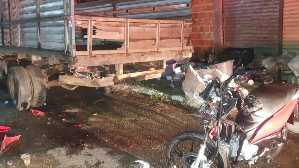 Jovem motociclista morre após bater em caminhão parado em Araguatins-TO