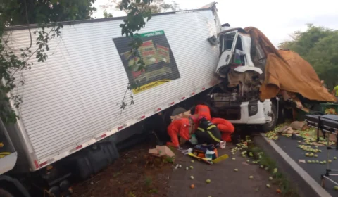 Caminhão bate em carreta e fica com cabine esmagada em Colinas do Tocantins