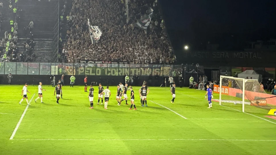 Corinthians vence e coloca Vasco mais próximo da série B