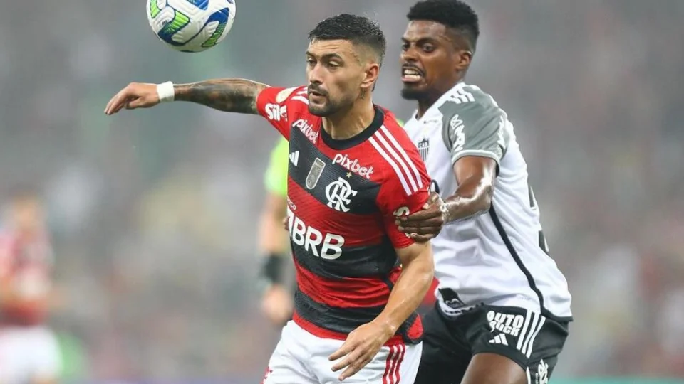 Brasileiro: Flamengo perde em casa e título fica muito mais longe