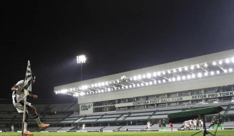 Botafogo empata com rebaixado Coritiba e se complica na disputa do título