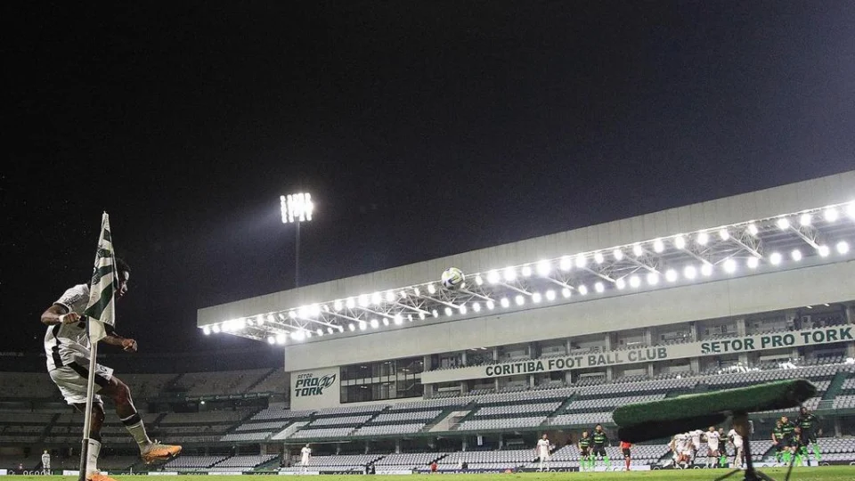 Botafogo empata com rebaixado Coritiba e se complica na disputa do título