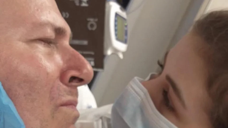 Filha de Mingau mostra rosto do pai no hospital e diz que músico tem infecção pulmonar