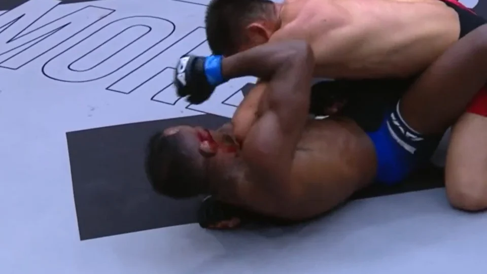 VÍDEO: lutador brasileiro tem orelha estourada durante luta na Rússia