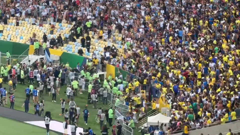 VÍDEO: começo do jogo de Brasil e Argentina é marcado por brigas no Maracanã