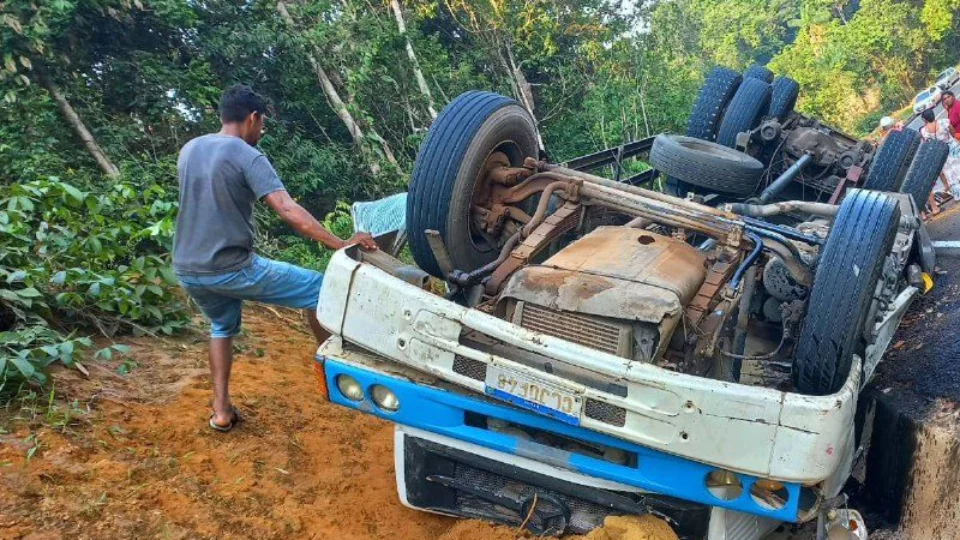 Caminhão tomba em Manacapuru-AM e deixa 13 pessoas feridas; confira