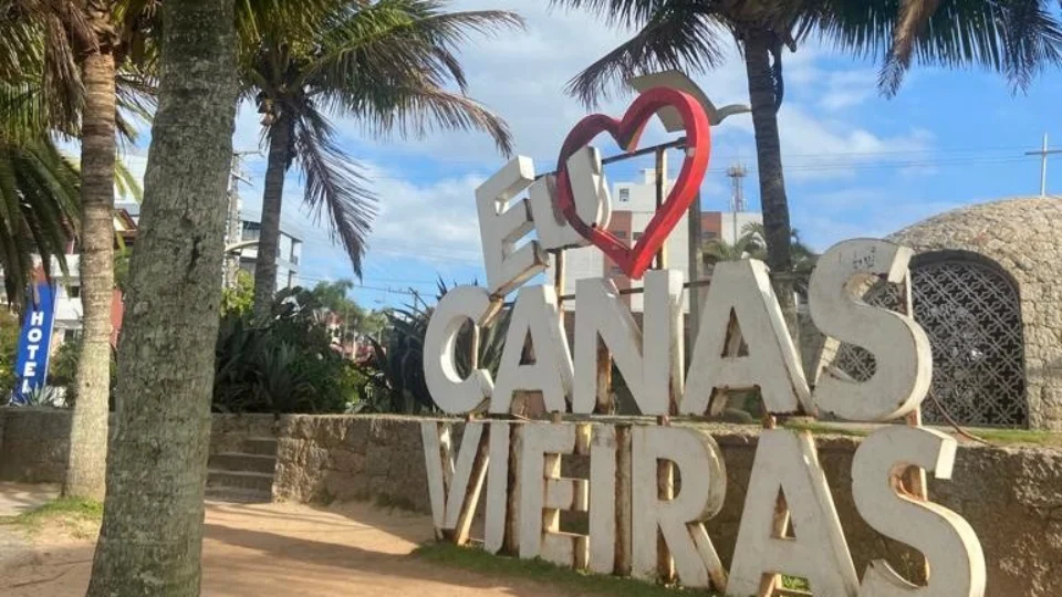 Corpo de jovem é encontrado amarrado em trilha de praia de Florianópolis