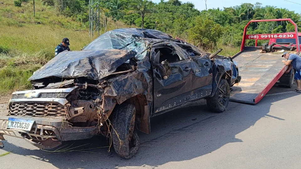 Caminhonete com prefeito de São Luiz-RR e família capota na BR-174