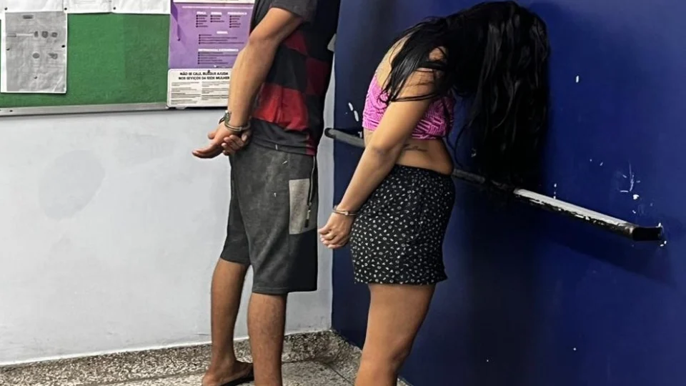 Casal é preso com drogas em beco de Manaus
