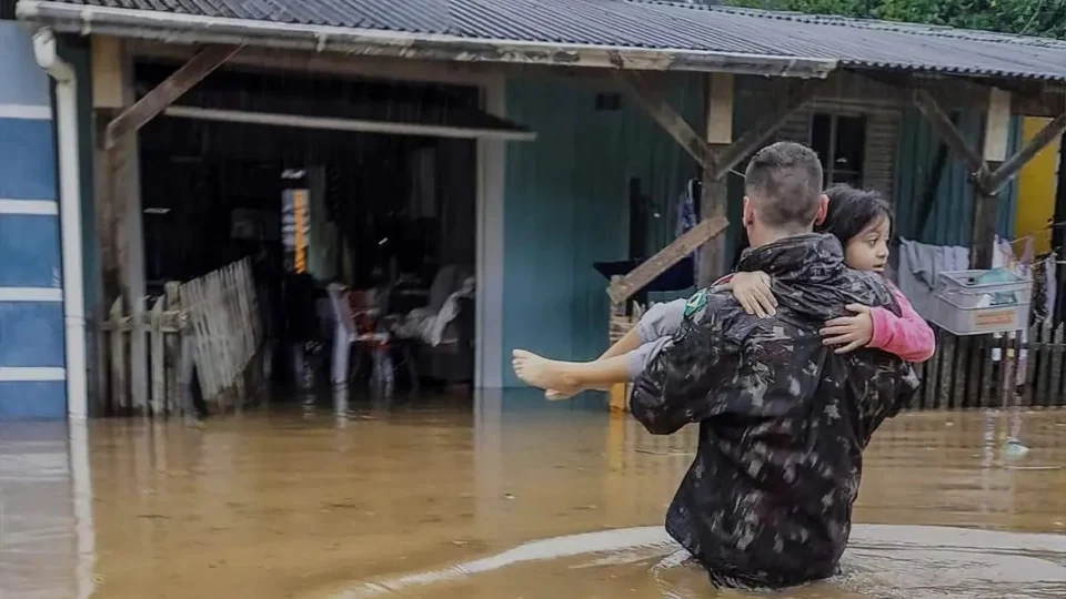 Fortes chuvas matam 5 pessoas em Rio Grande do Sul e Santa Catarina