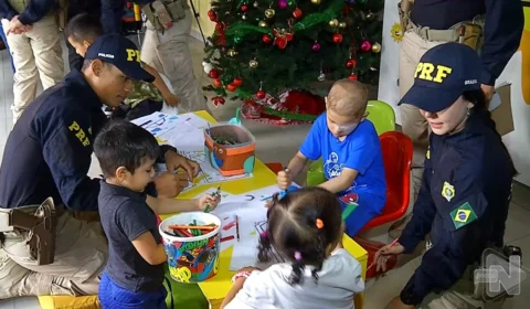 VÍDEO: crianças com câncer recebem doações da PRF-AM