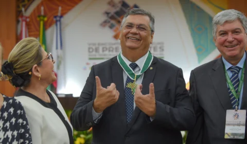 ‘É uma honra e alegria’, diz Flávio Dino ao receber título de cidadão no AM