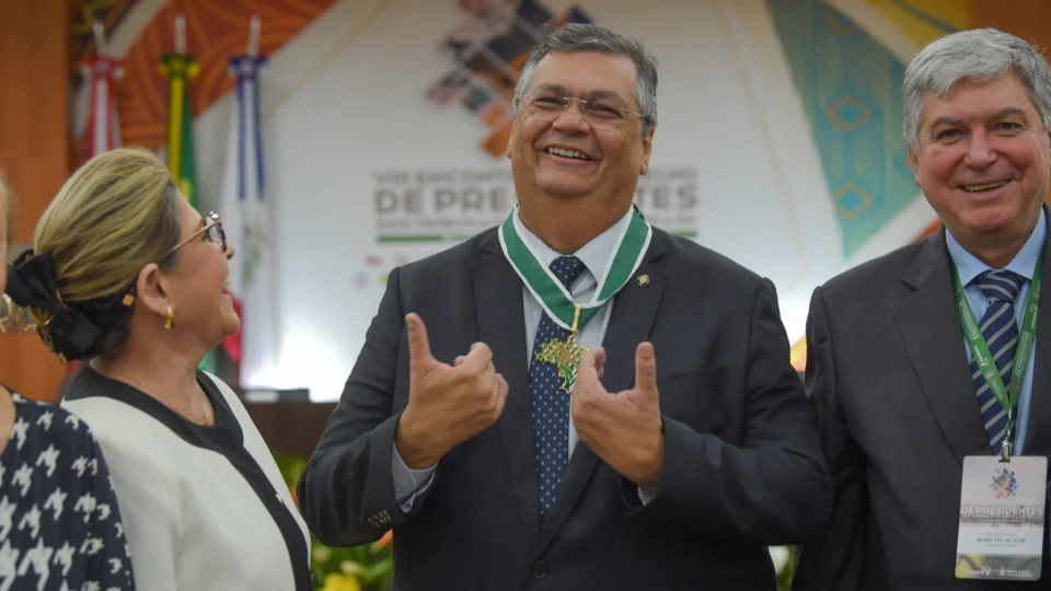 ‘É uma honra e alegria’, diz Flávio Dino ao receber título de cidadão no AM