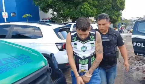 VÍDEO: homem é preso enquanto fazia segurança de ‘boca de fumo’ em Manaus