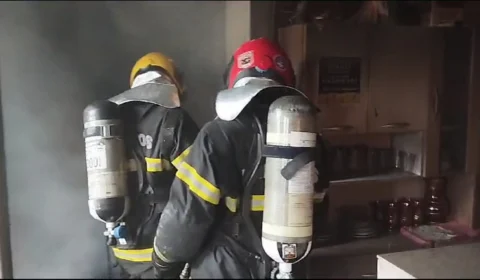 VÍDEO: incêndio atinge casa em beco no bairro Compensa, em Manaus
