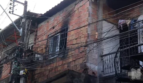 VÍDEO: incêndio destrói residência em beco no Bairro Compensa, em Manaus