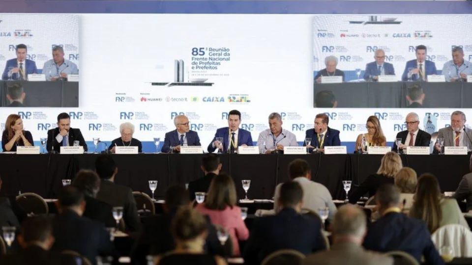 Ministro das Cidades discute investimentos federais com prefeitos de todo o país