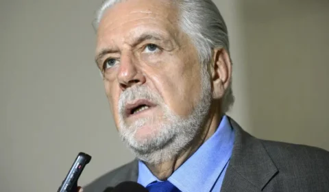 Aliado de Lula vota a favor da PEC que limita poderes do STF