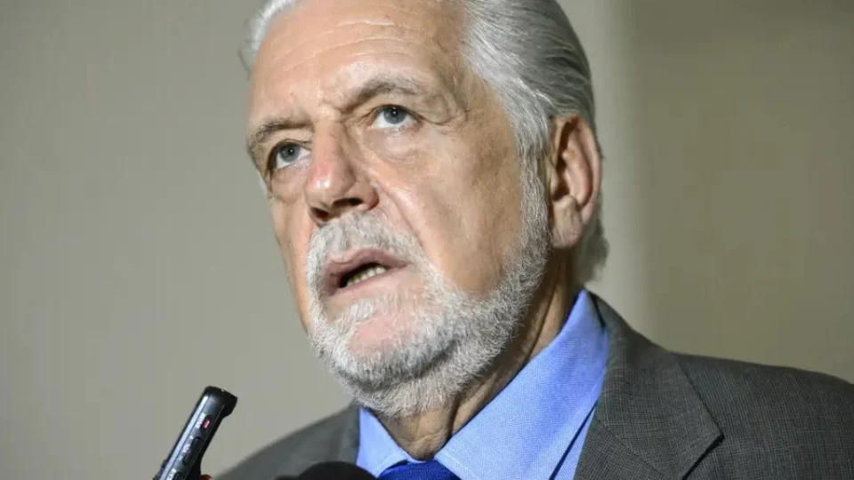 Aliado de Lula vota a favor da PEC que limita poderes do STF