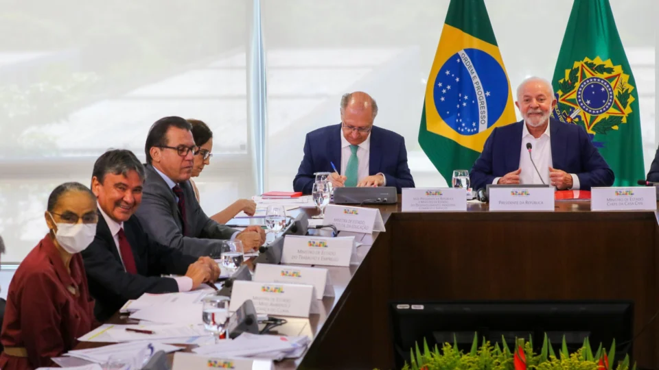 Lula faz reunião com ministros para debater sobre pautas sociais nesta sexta, 10