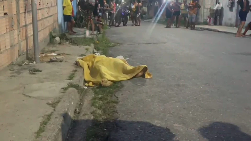 VÍDEO: homem recebe telefonema e ao sair de casa é morto, em Manaus