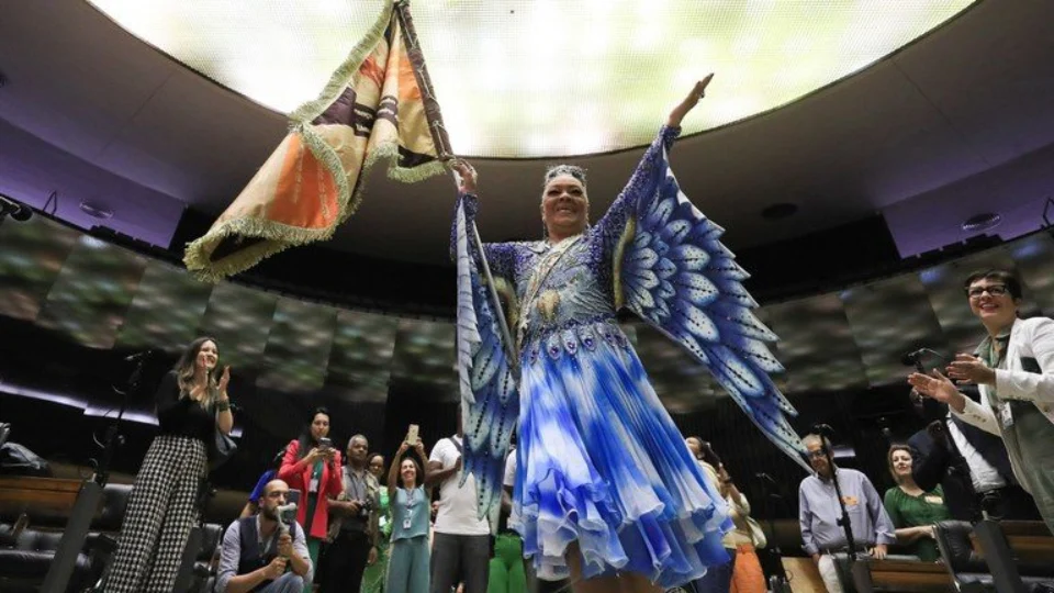 Ministérios acionam PF no caso de racismo contra porta-bandeira