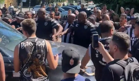 Torcedores protestam em frente ao CT do Botafogo: ‘O brasileiro virou obrigação’