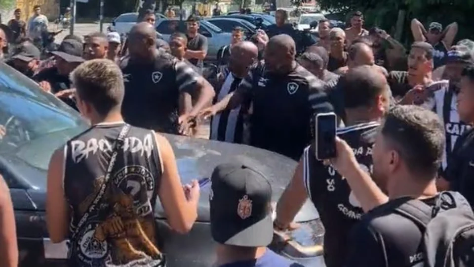 Torcedores protestam em frente ao CT do Botafogo: ‘O brasileiro virou obrigação’