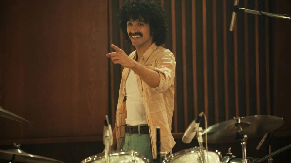 Ator de ‘Daisy Jones & The Six’ é acusado de agressão sexual