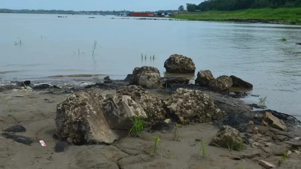 Seca no AM revela vestígios de construções que marcaram a fronteira do Brasil
