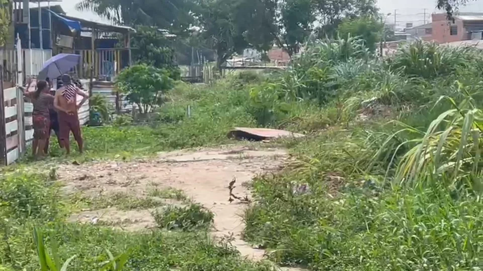 VÍDEO: suposto usuário de drogas é encontrado morto próximo a igarapé em Manaus