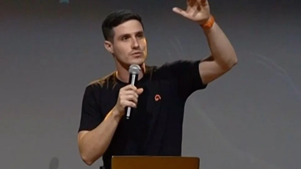 Victor Bonato, influenciador evangélico, deixa prisão após acusações de crimes sexuais