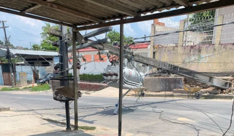 VÍDEO: poste tomba sob fiação de energia na Zona Leste de Manaus