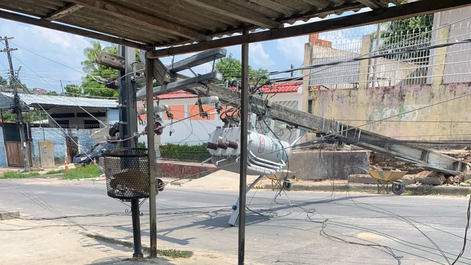 VÍDEO: poste tomba sob fiação de energia na Zona Leste de Manaus