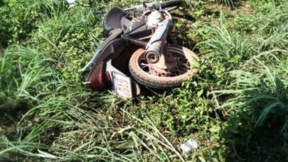 Motorista embriagado causa colisão e arremessa moto para fora da pista em TO