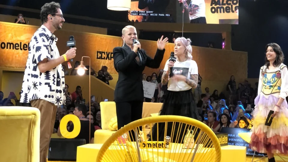 VÍDEO: Xuxa é homenageada na CCXP e fala sobre haters e nostalgia