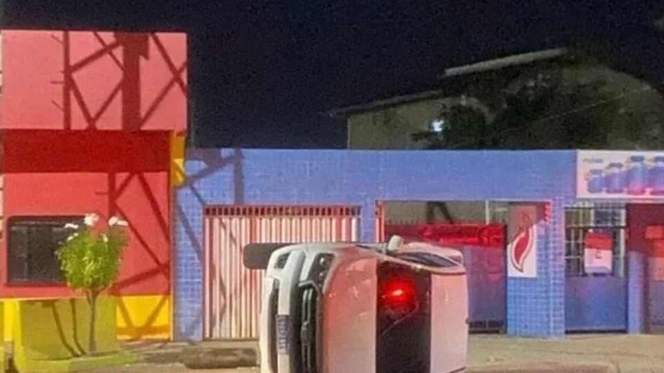 Acidente entre duas caminhonetes acaba em capotamento em Boa Vista