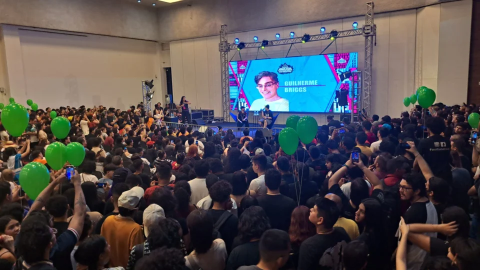 Guilherme Briggs dublador de personagens marcantes conversa com fãs no Amazon Tecnogame