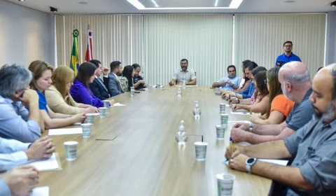 Após crise na saúde, governo anuncia normalização dos serviços no AM