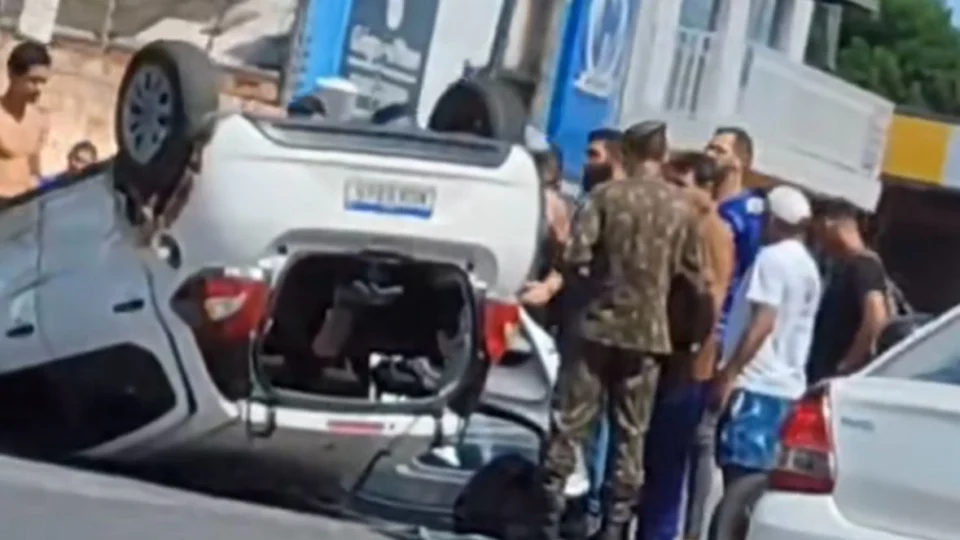 Acidente entre dois veículos resulta em capotamento em Boa Vista