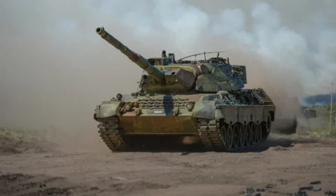 Exército envia blindados para a fronteira com a Venezuela