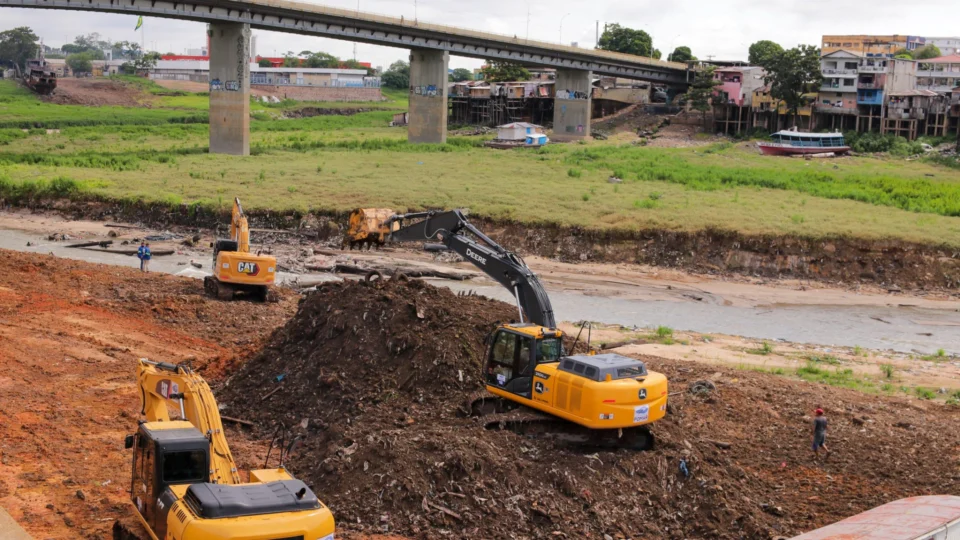 Manaus assina ordem de serviço para desassoreamento de igarapés
