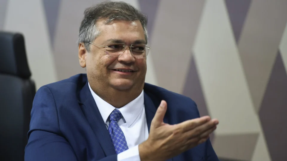 Dino elogia Carmen Lúcia e Moraes pela coragem em tempos difíceis