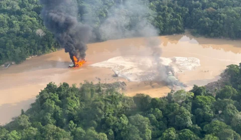 Garimpo ilegal: operação destrói balsa na fronteira do Amazonas