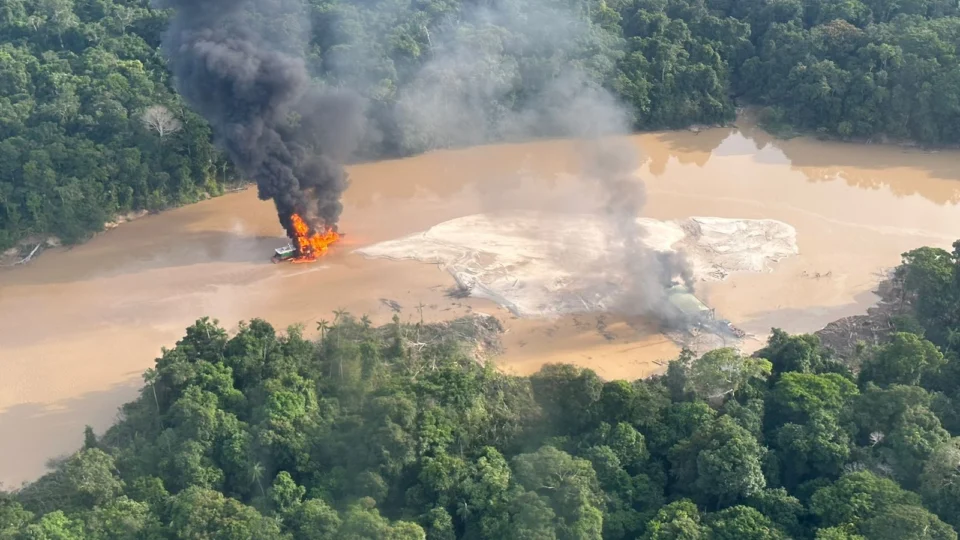 Garimpo ilegal: operação destrói balsa na fronteira do Amazonas